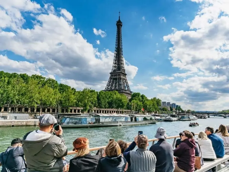 1-Hour Seine River Cruise From The Eiffel Tower by Bateaux Parisiens